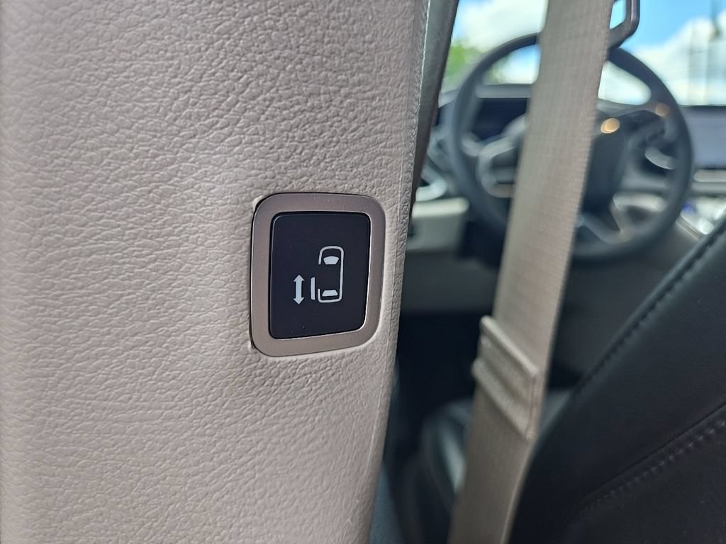 Used 2023 Chrysler Pacifica Touring-L FWD image 36