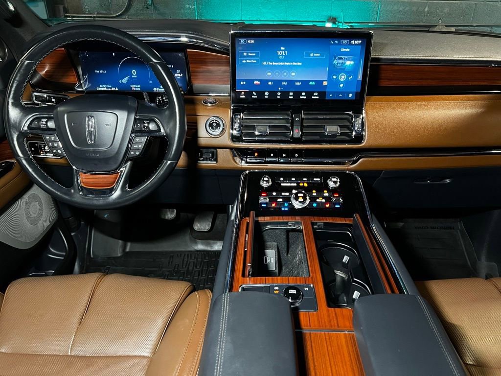 Used 2023 Lincoln Navigator Reserve AWD/4WD image 2