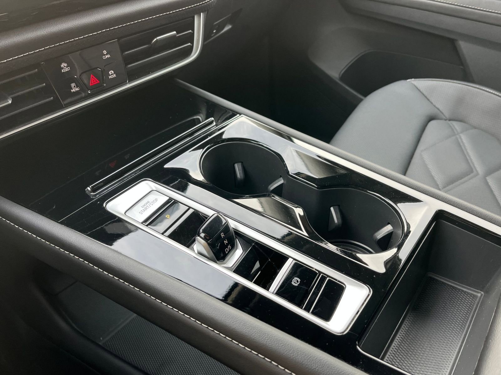 Used 2025 Volkswagen Atlas SE image 41