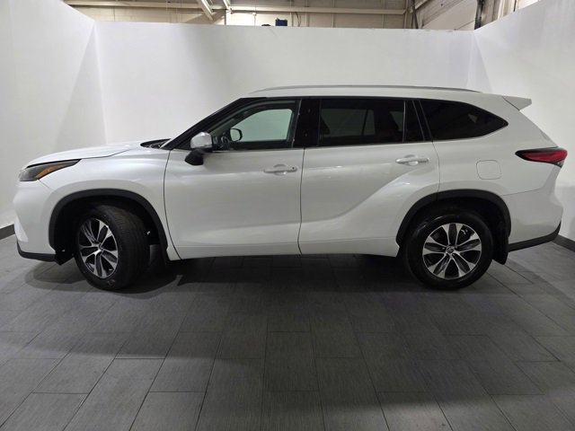 Used 2022 Toyota Highlander XLE image 2