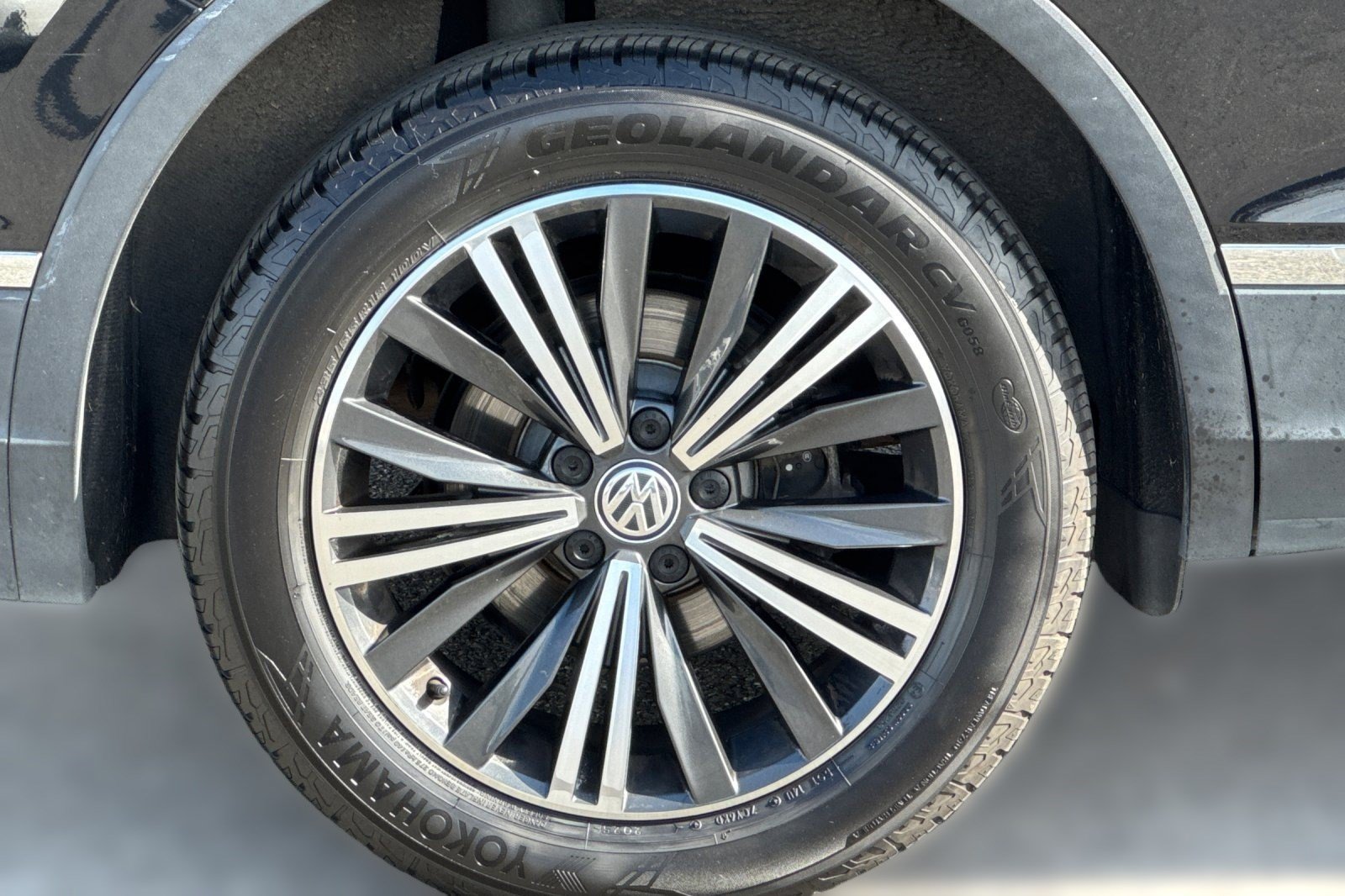 Used 2018 Volkswagen Tiguan SEL AWD/4WD image 13