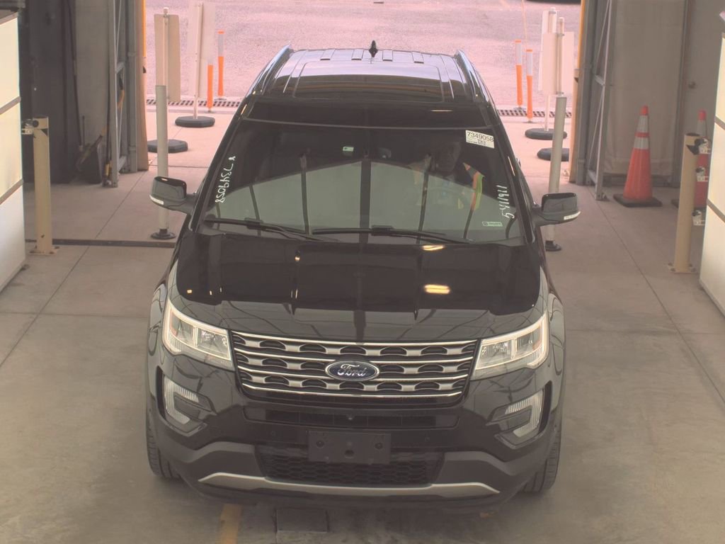 Used 2017 Ford Explorer Limited w/ Equipment Group 301A AWD/4WD image 2