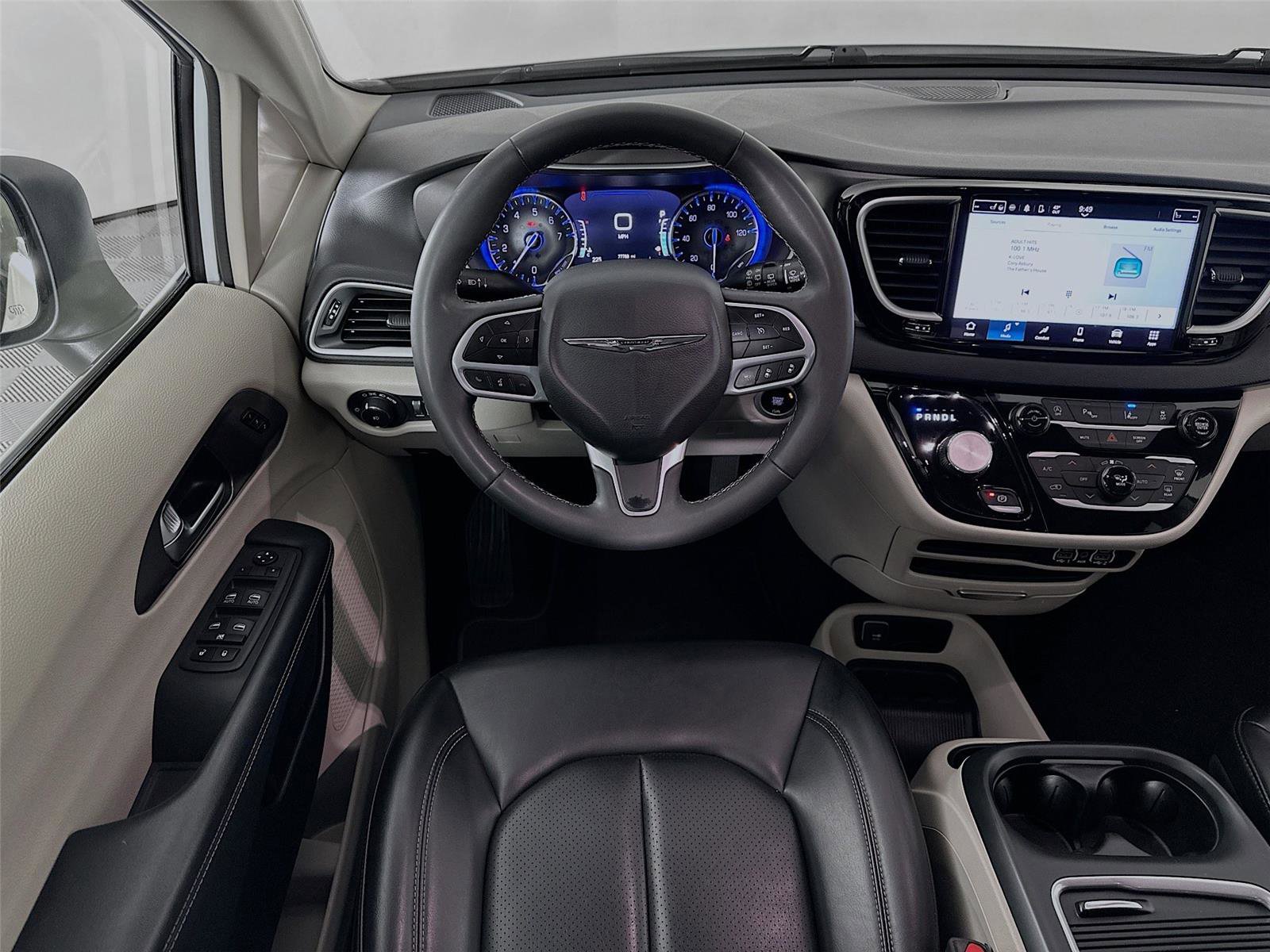 Used 2023 Chrysler Pacifica Touring-L image 2