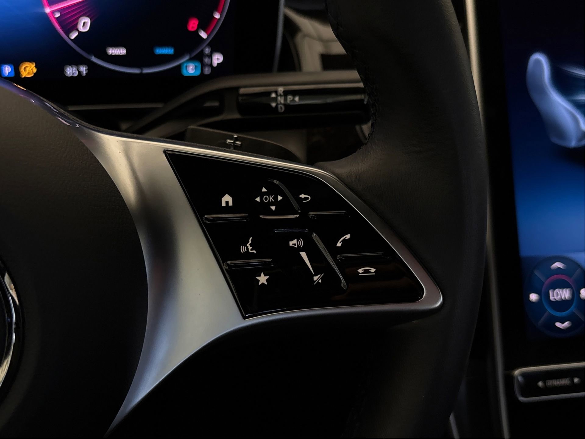 Used 2025 Mercedes-Benz GLC 300 4MATIC image 28