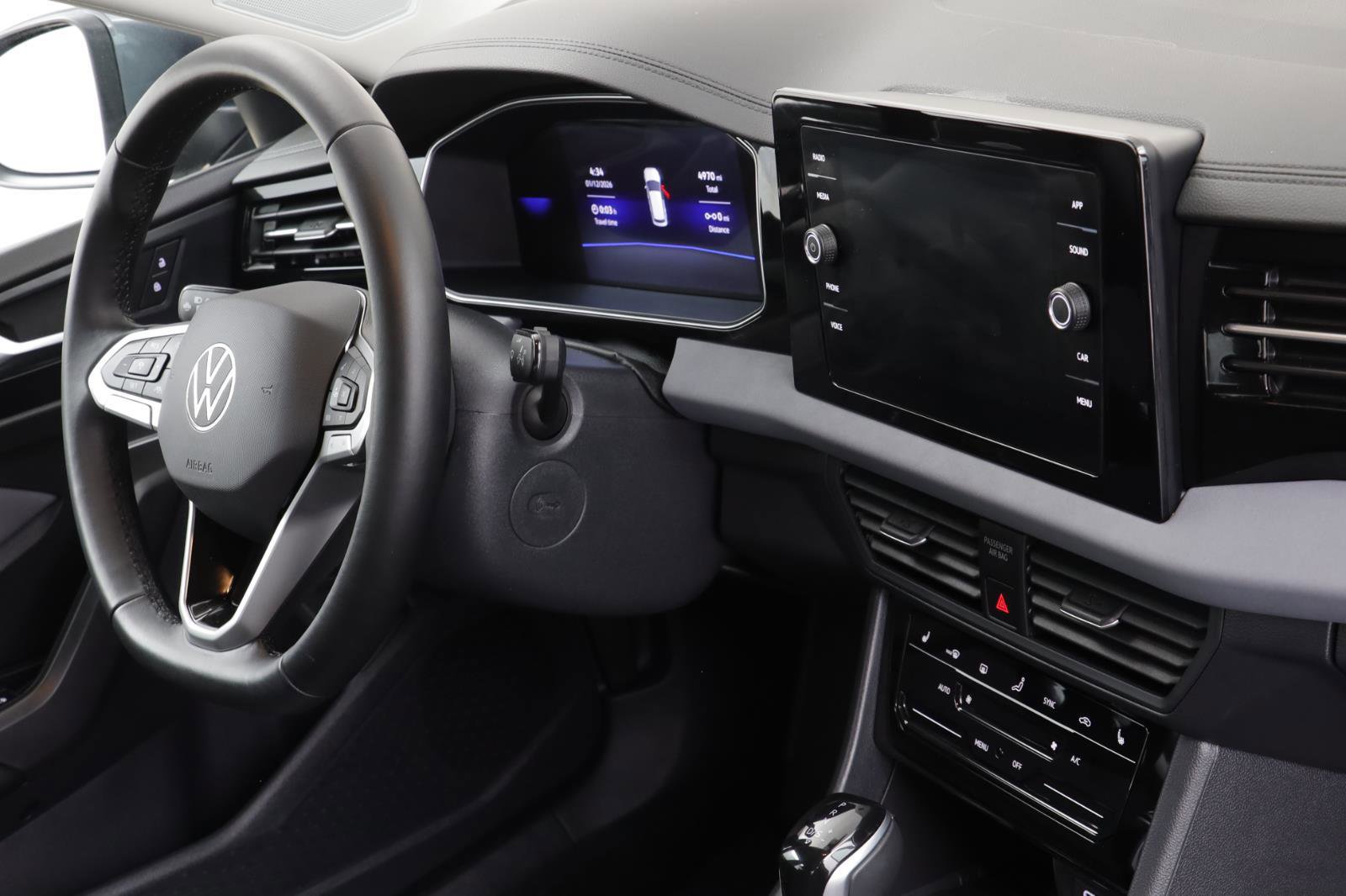 Used 2025 Volkswagen Jetta SE w/ Black Wheel Package image 21