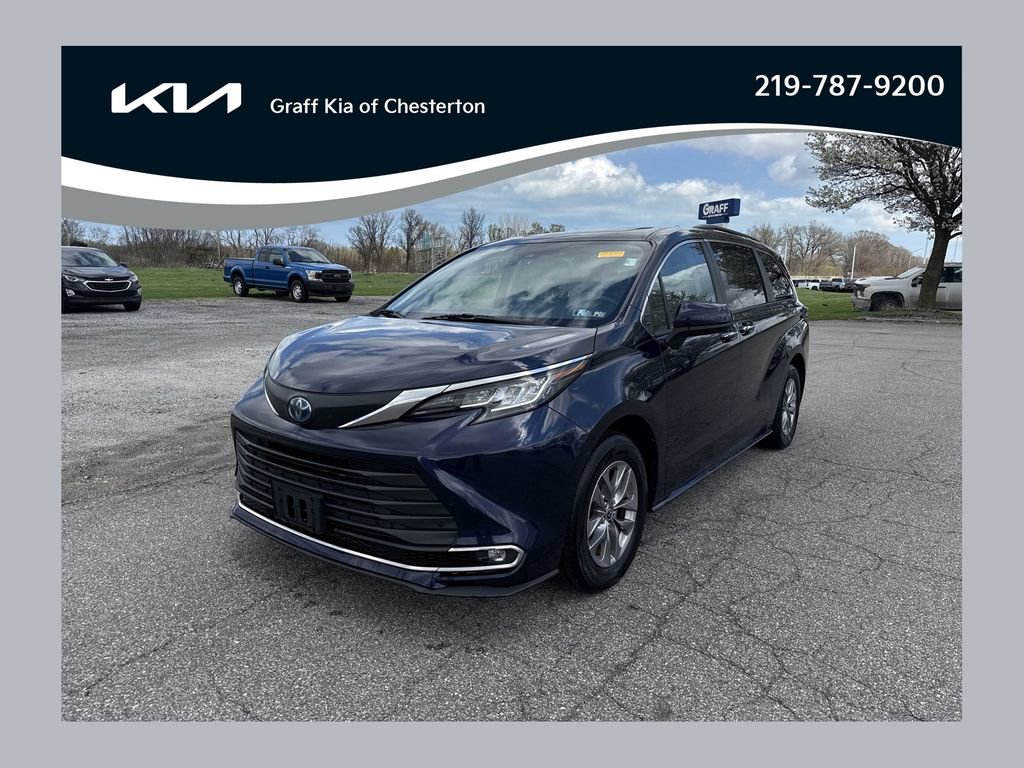 Used 2023 Toyota Sienna XLE FWD image 1