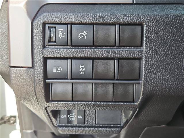 Certified 2025 Toyota Tacoma SR5 AWD/4WD image 16