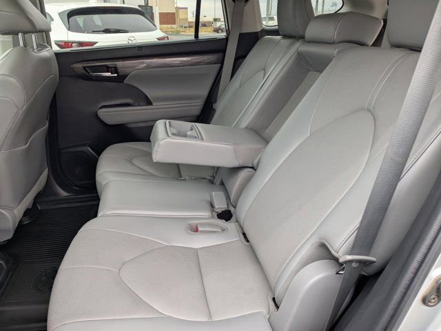 Used 2022 Toyota Highlander Limited FWD image 13