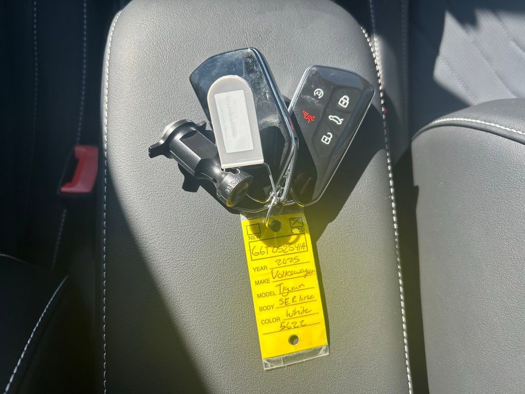 Certified 2025 Volkswagen Tiguan SE R-Line image 64