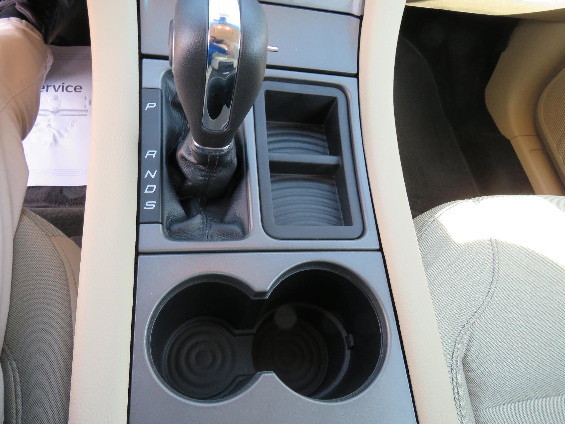 Used 2017 Ford Taurus SE image 4