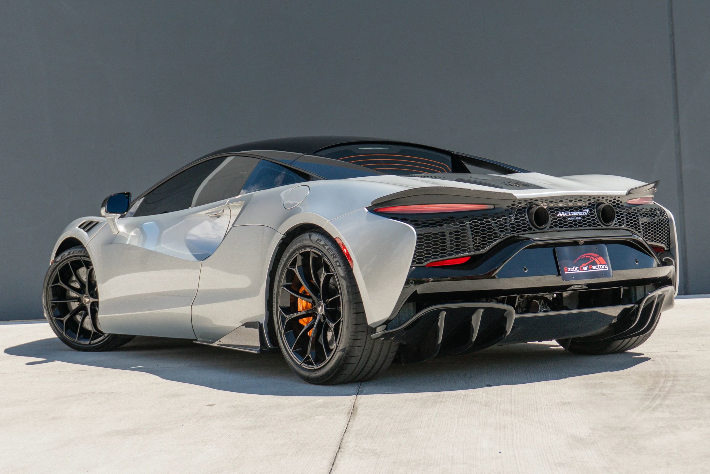 Used 2023 McLaren Artura RWD image 12