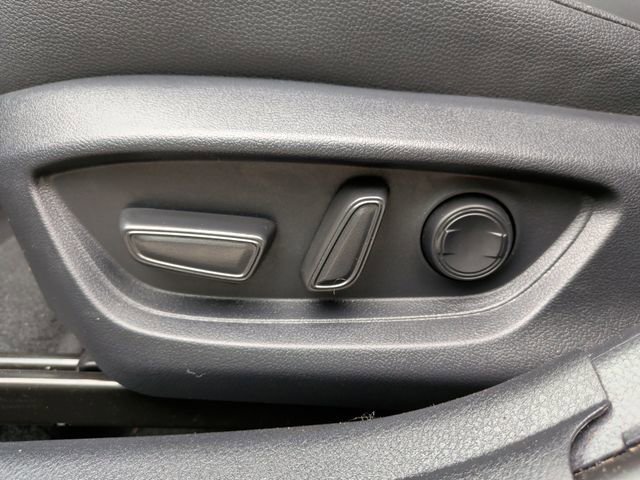 Used 2025 Toyota Camry SE w/ Convenience Package FWD image 16