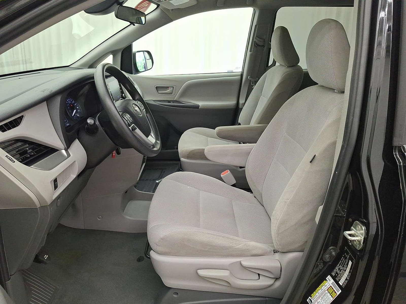 Used 2020 Toyota Sienna L FWD image 11