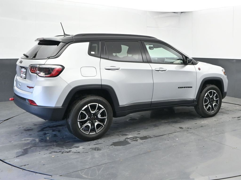 Used 2025 Jeep Compass Trailhawk AWD/4WD image 11