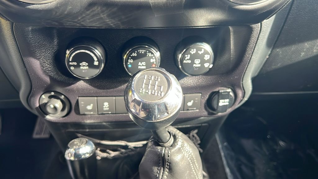 Used 2017 Jeep Wrangler Unlimited Sahara w/ Connectivity Group image 32