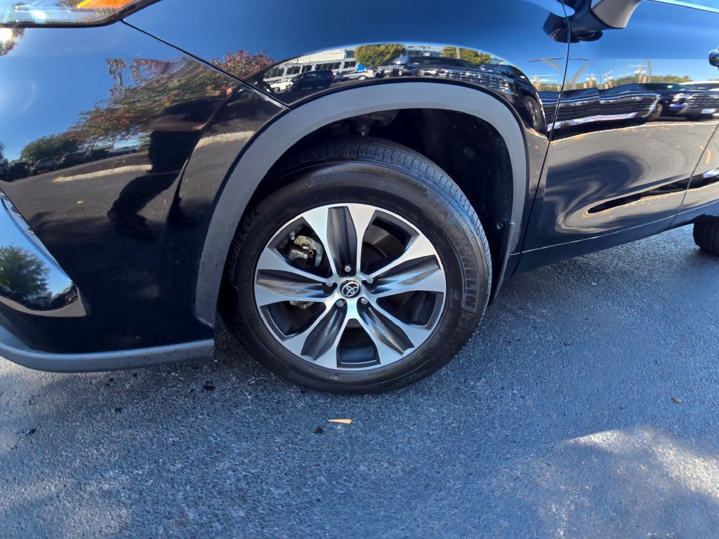Certified 2022 Toyota Highlander XLE AWD/4WD image 2