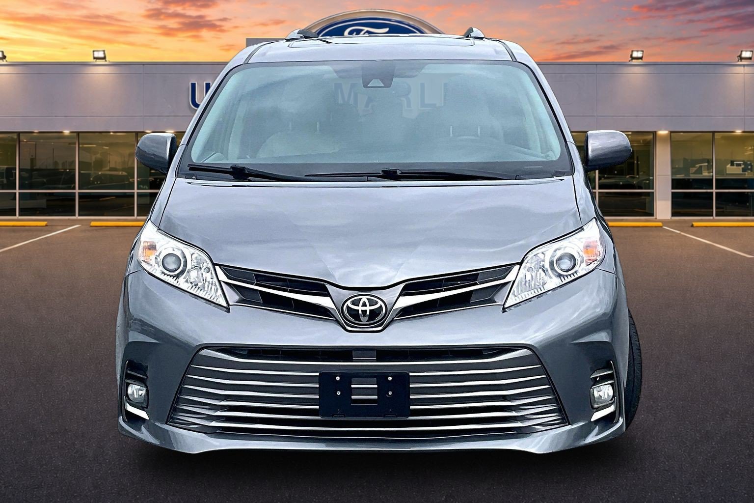 Used 2018 Toyota Sienna XLE w/ XLE Navigation Package FWD image 3