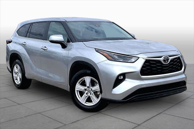 Certified 2024 Toyota Highlander LE FWD image 3