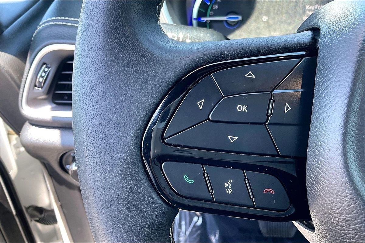 Used 2022 Chrysler Pacifica Limited w/ Uconnect Theater Family Group FWD image 13