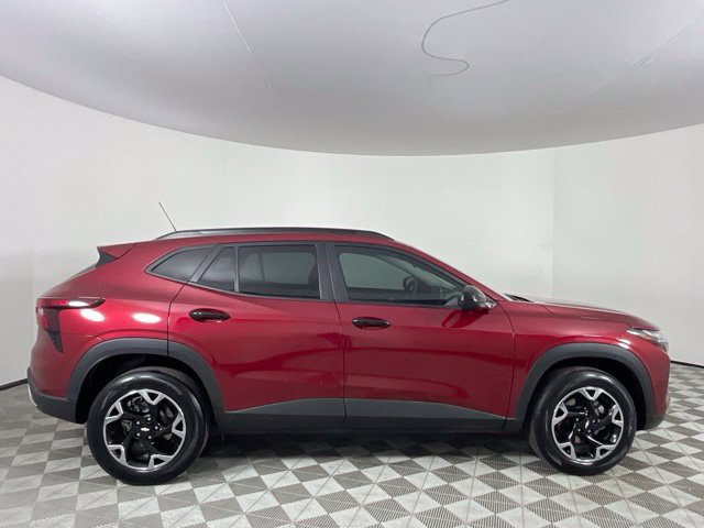Used 2025 Chevrolet Trax LT FWD image 4
