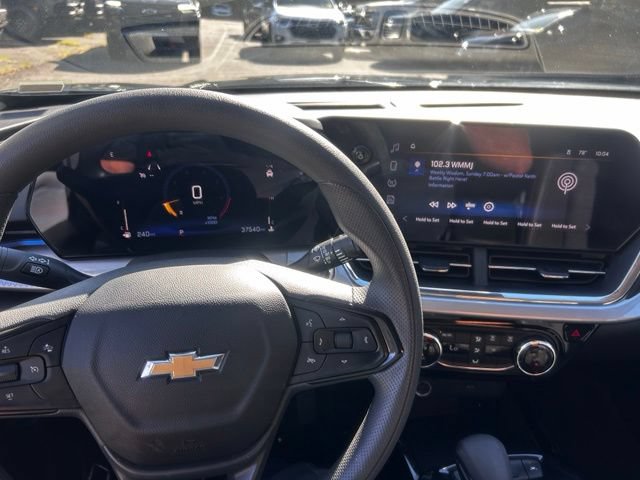 Used 2025 Chevrolet Trax LT FWD image 30