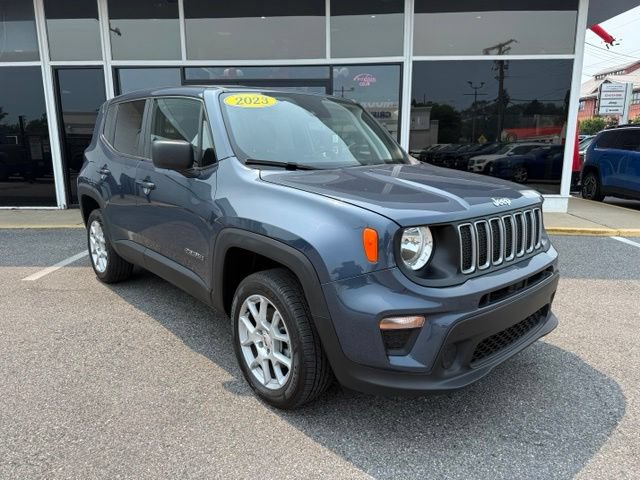 Used 2023 Jeep Renegade Latitude AWD/4WD image 2