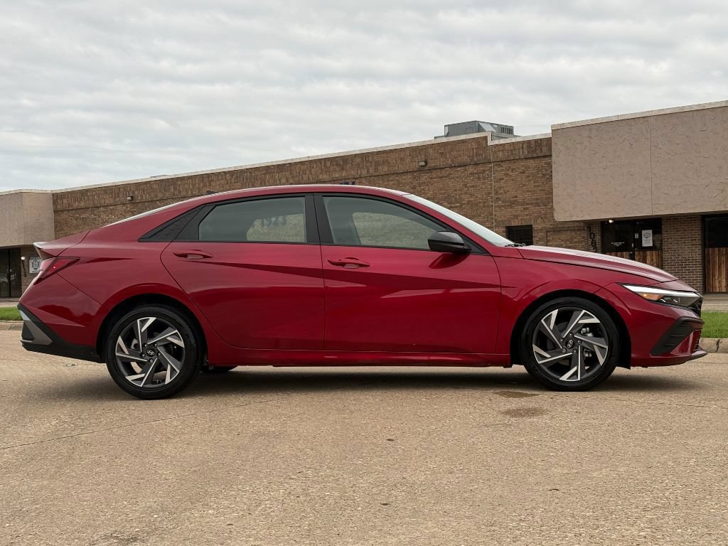 Used 2025 Hyundai Elantra Sport FWD image 3