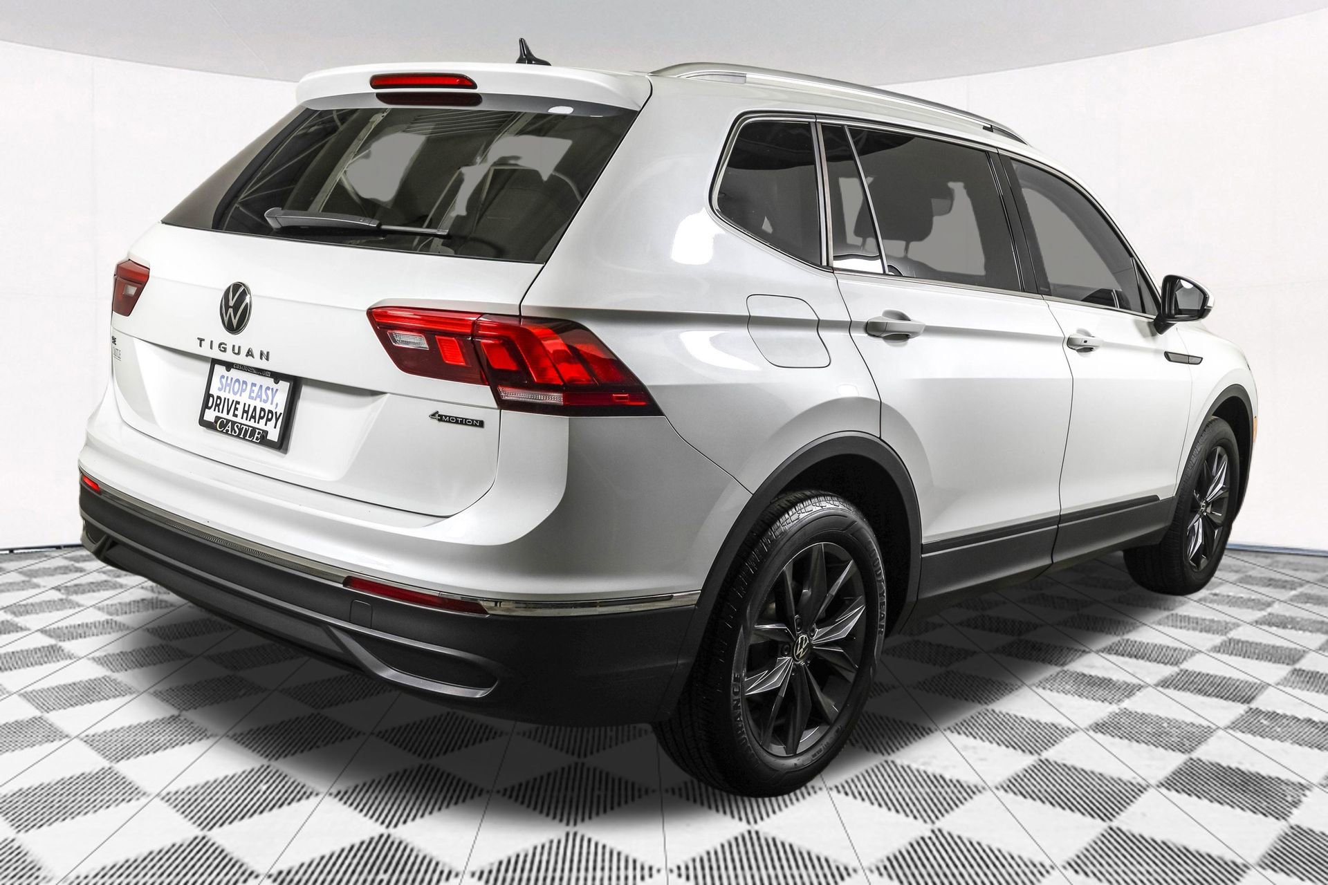 Used 2023 Volkswagen Tiguan SE AWD/4WD image 14
