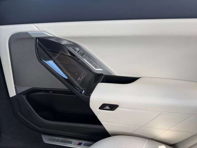 Certified 2026 BMW 750e xDrive image 21