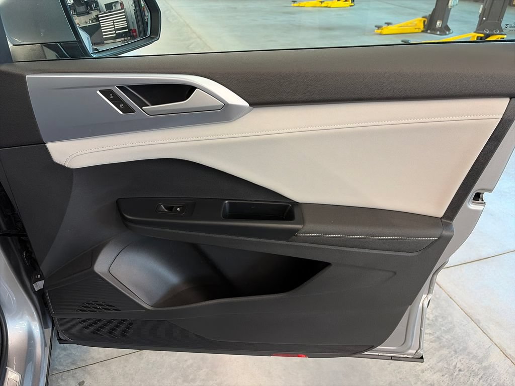 Certified 2025 Volkswagen Taos SE w/ Panoramic Sunroof Package AWD/4WD image 22