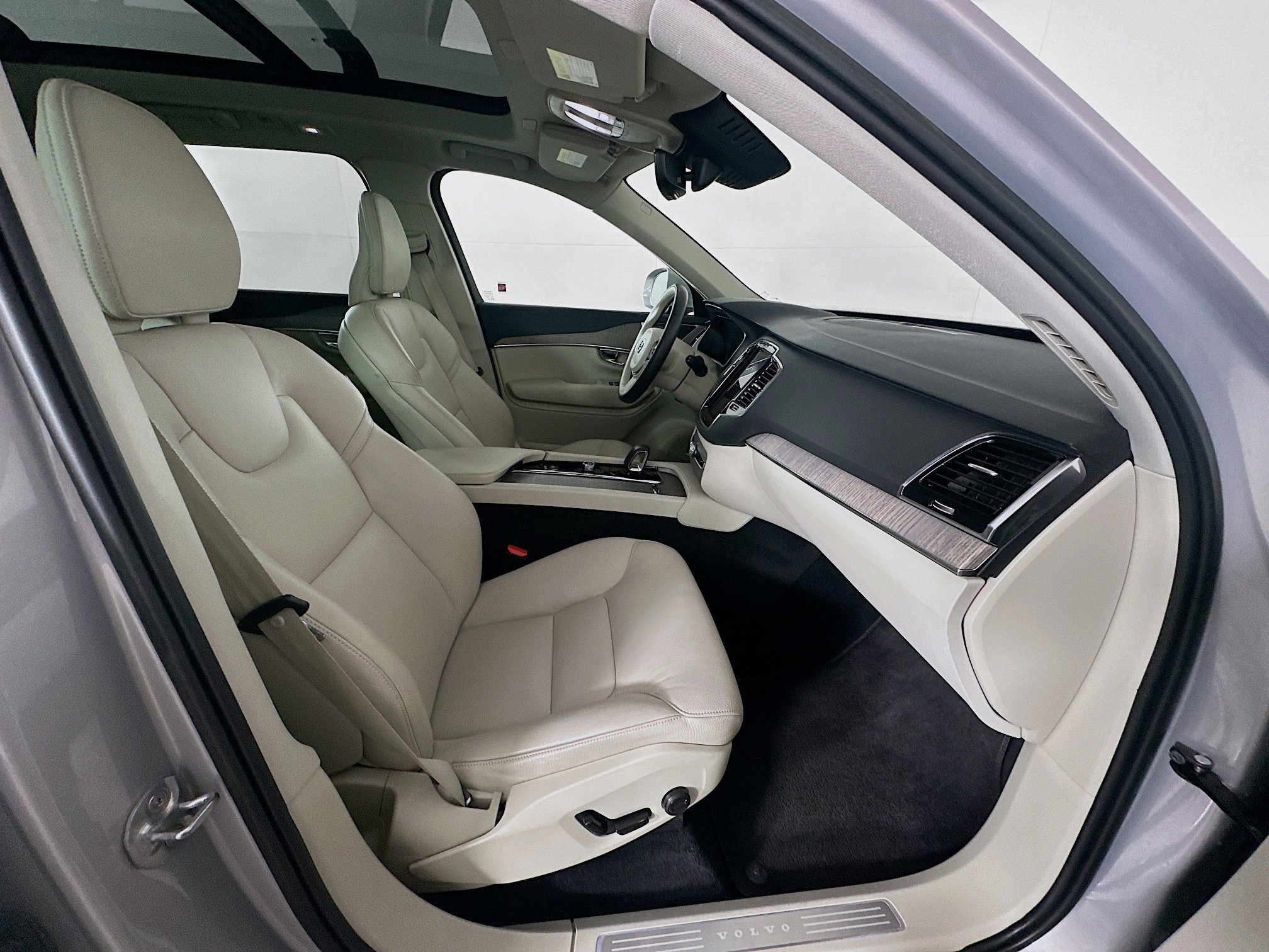 Used 2023 Volvo XC90 B6 Plus image 34