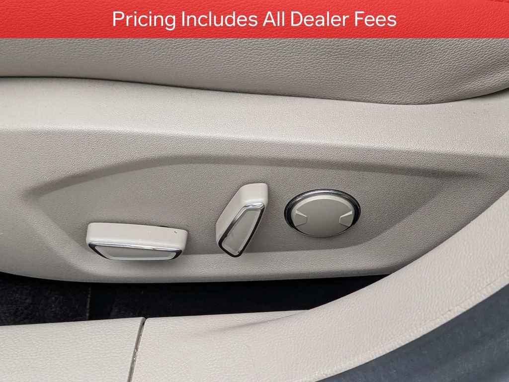 Used 2017 Ford Fusion SE w/ Fusion SE Technology Package FWD image 19
