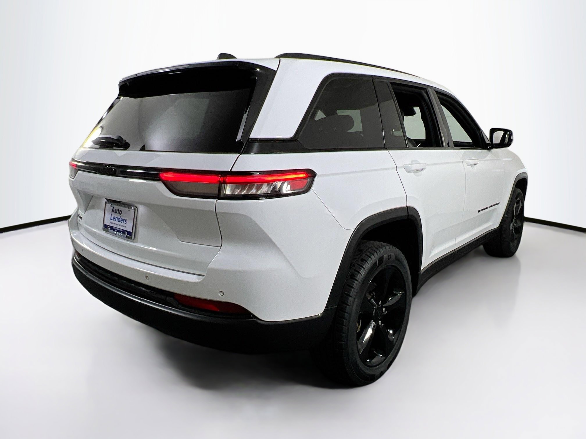 Used 2023 Jeep Grand Cherokee Altitude image 5