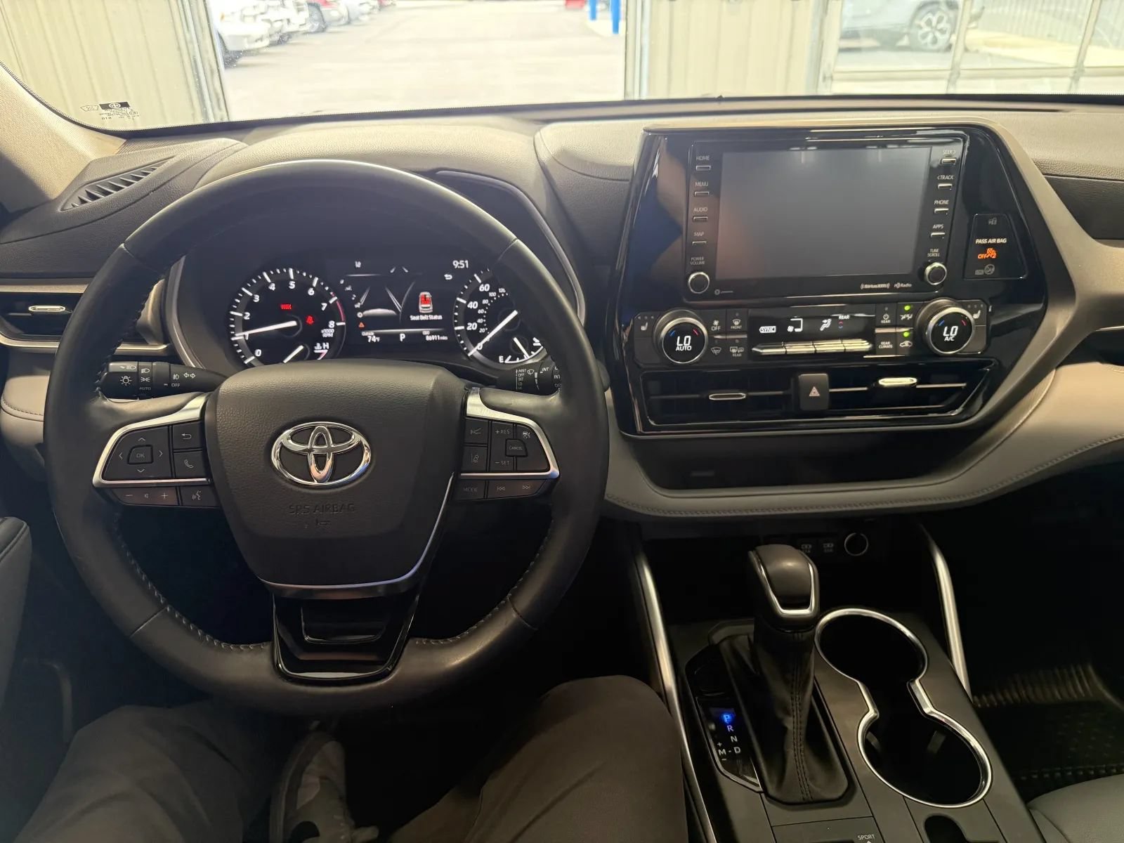 Used 2021 Toyota Highlander XLE AWD/4WD image 30