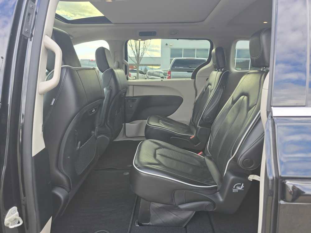 Used 2023 Chrysler Pacifica Limited image 16
