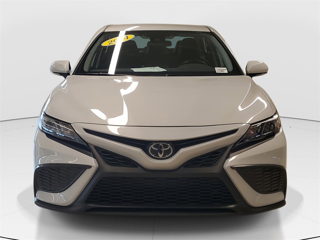 Used 2024 Toyota Camry SE image 3