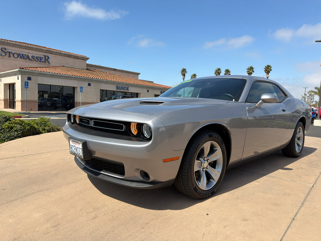 Used 2016 Dodge Challenger SXT RWD image 1