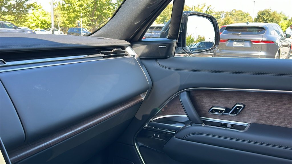 New 2025 Land Rover Range Rover SE image 18