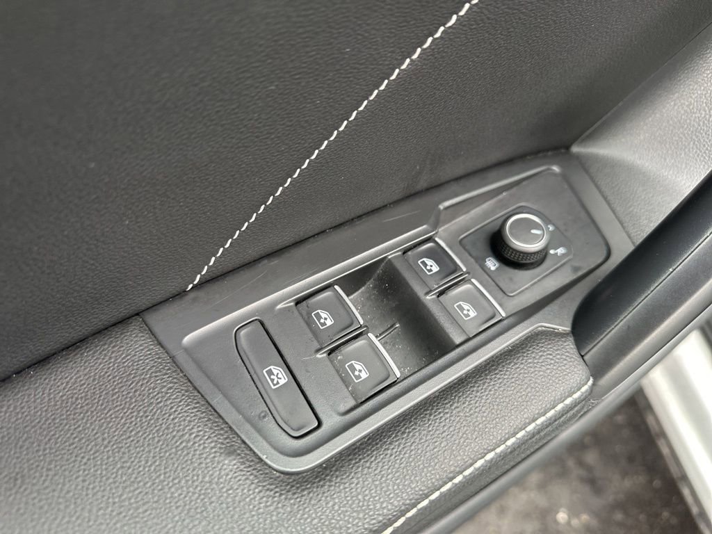 Used 2022 Volkswagen Tiguan SE R-Line image 18