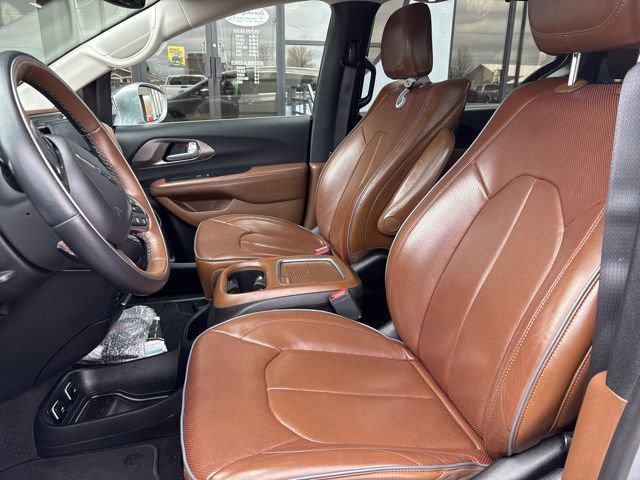 Used 2017 Chrysler Pacifica Limited w/ UConnect Theater Package image 4