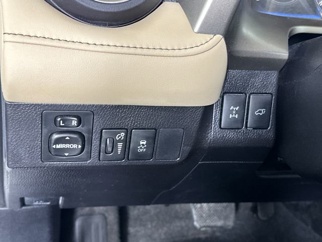 Used 2015 Toyota RAV4 Limited image 19