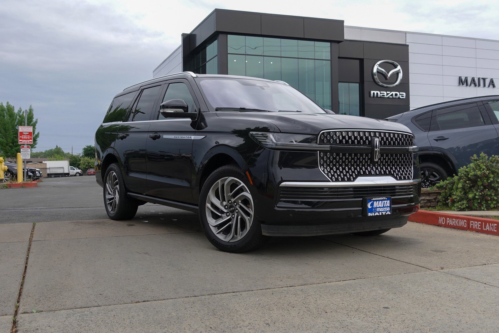 Used 2025 Lincoln Navigator Reserve image 1