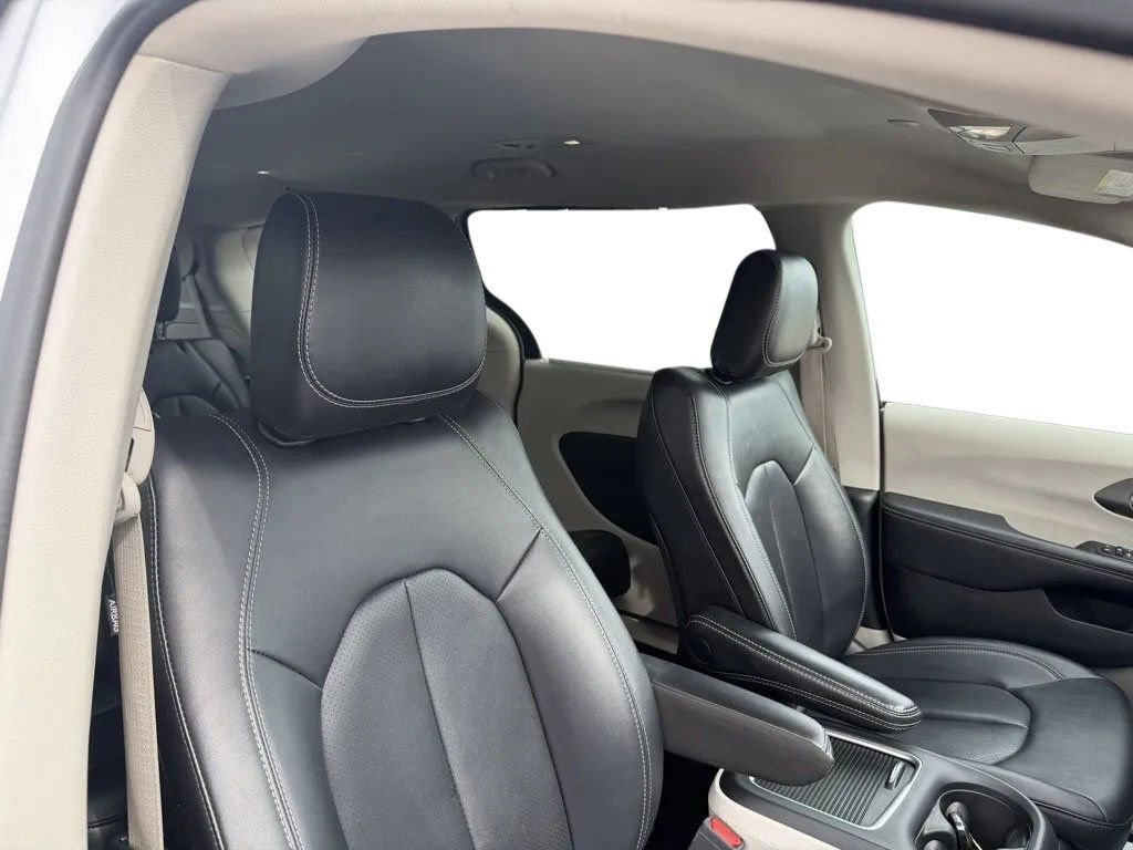 Used 2024 Chrysler Pacifica Touring-L FWD image 27