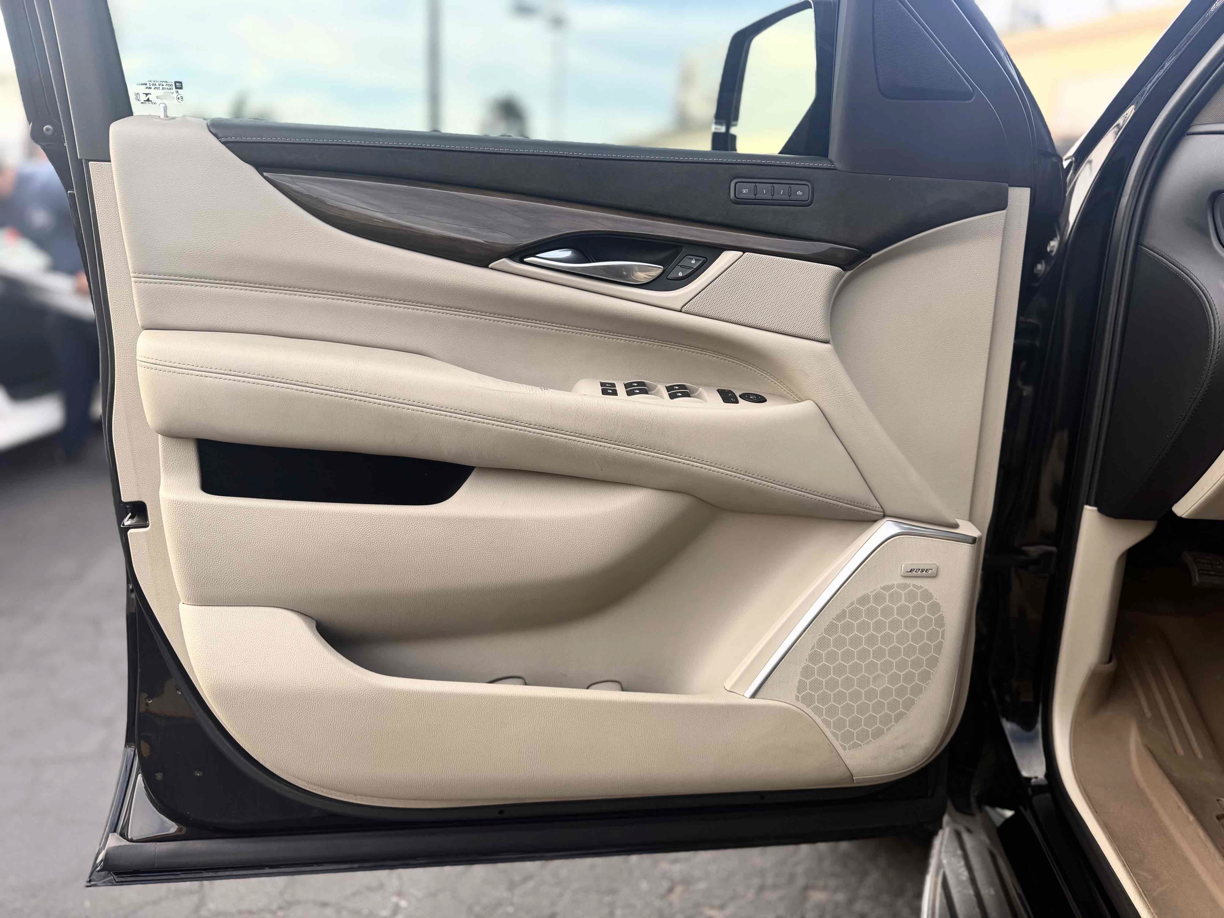 Used 2020 Cadillac Escalade ESV Luxury AWD/4WD image 22
