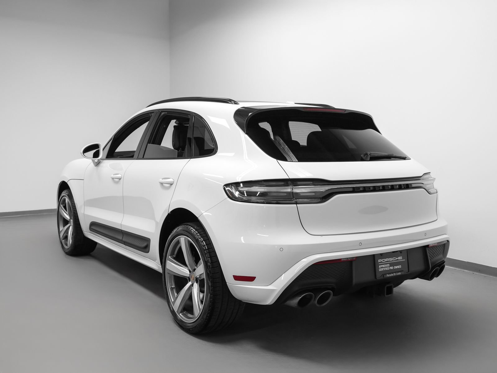 Certified 2023 Porsche Macan image 3