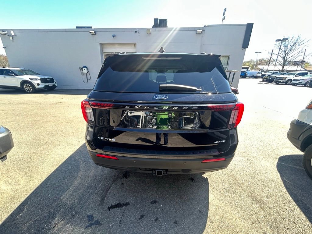 Used 2025 Ford Explorer Active AWD/4WD image 6