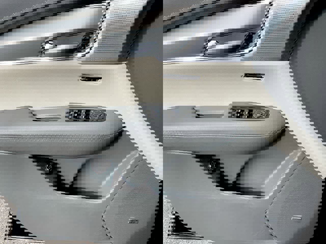 Certified 2025 Cadillac XT5 Premium Luxury w/ LPO, Floor Liner Package image 33