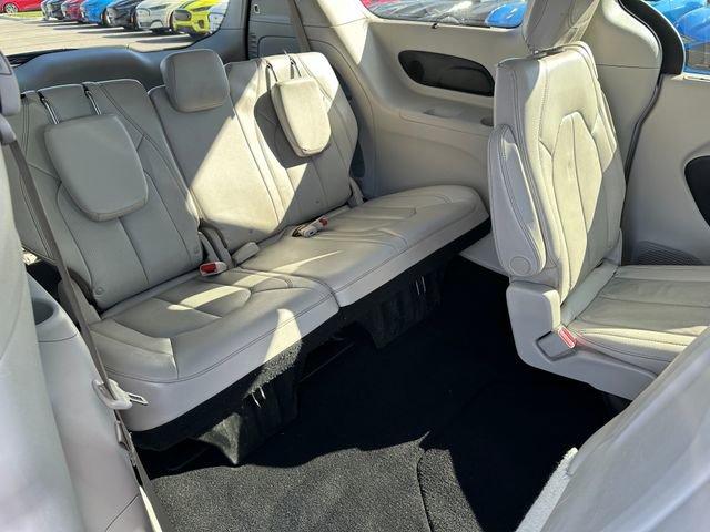 Used 2018 Chrysler Pacifica Touring-L Plus image 12