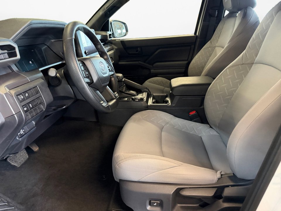 Used 2025 Toyota Tacoma SR5 AWD/4WD image 9