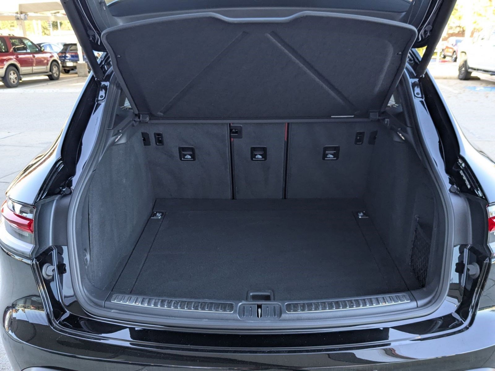 Used 2025 Porsche Macan image 23